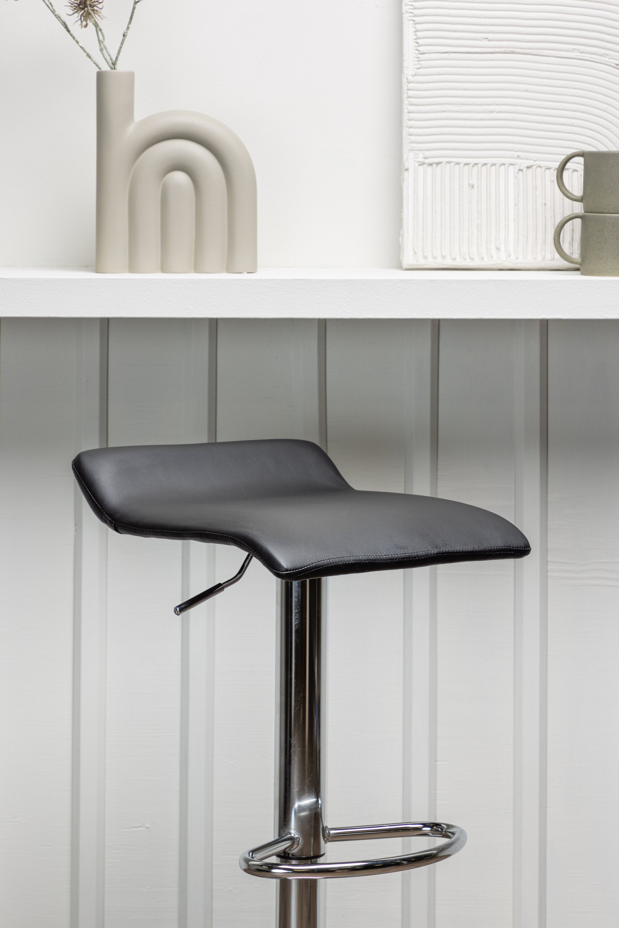 Jonna Barstuhl in Schwarz präsentiert im Onlineshop von KAQTU Design AG. Barhocker ist von Venture Home