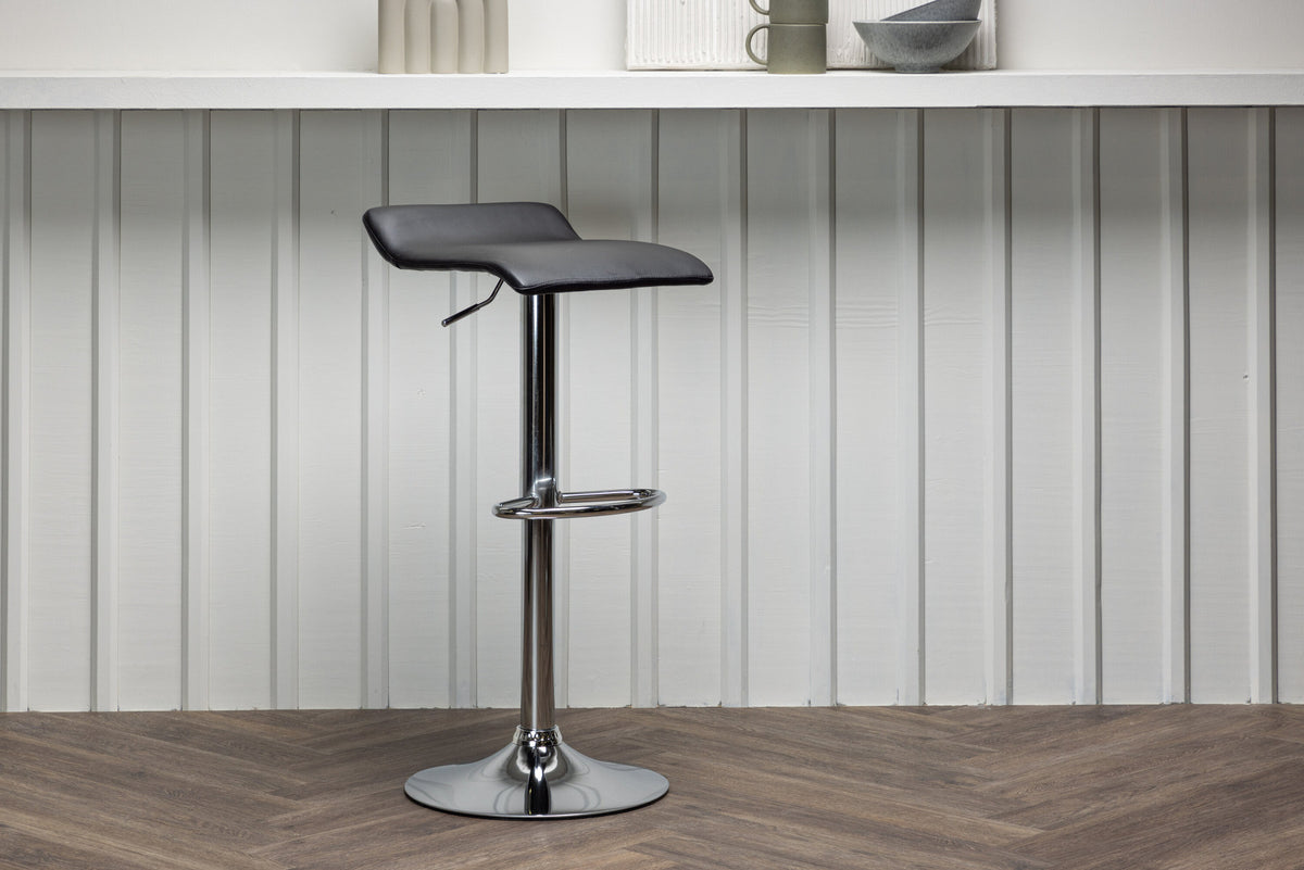 Jonna Barstuhl in Schwarz präsentiert im Onlineshop von KAQTU Design AG. Barhocker ist von Venture Home
