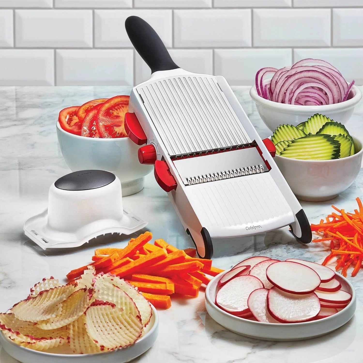 Cuisipro Mandoline mit 3 Klingen, 36x10 cm, ideal für präzise und gleichmäßige Schnitte von Gemüse und Obst, benutzerfreundliches Design für müheloses Arbeiten.