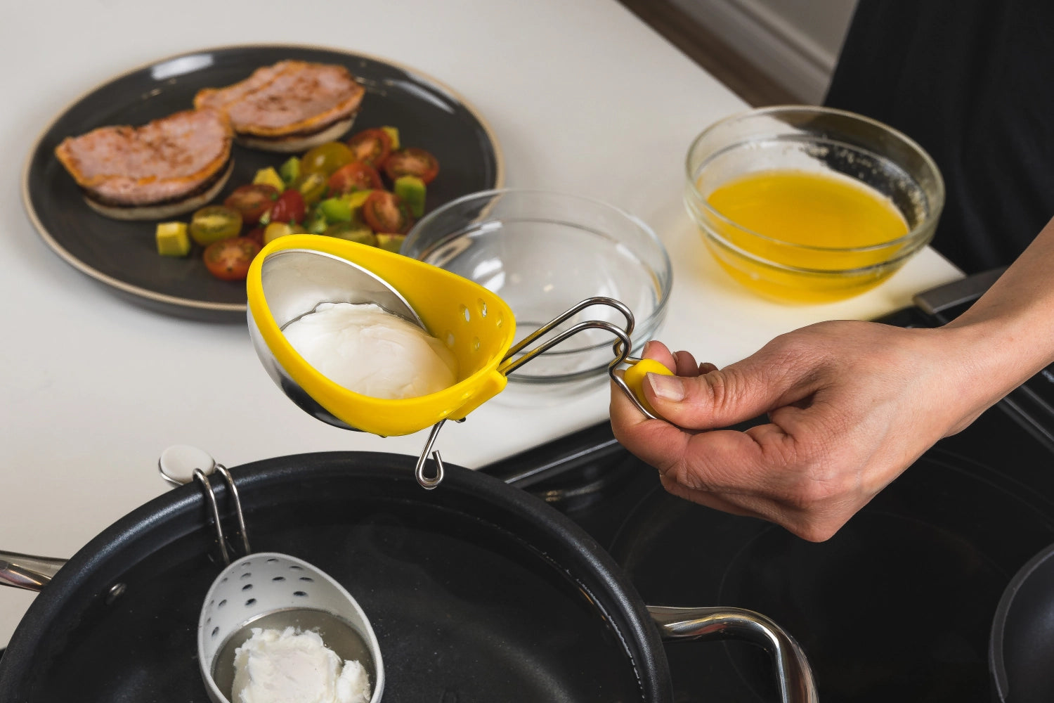 Eier-Pochierer Deluxe 2er Set von Cuisipro, stilvolles Kochzubehör für müheloses Pochieren von Eiern, perfekt für ein elegantes Frühstück.