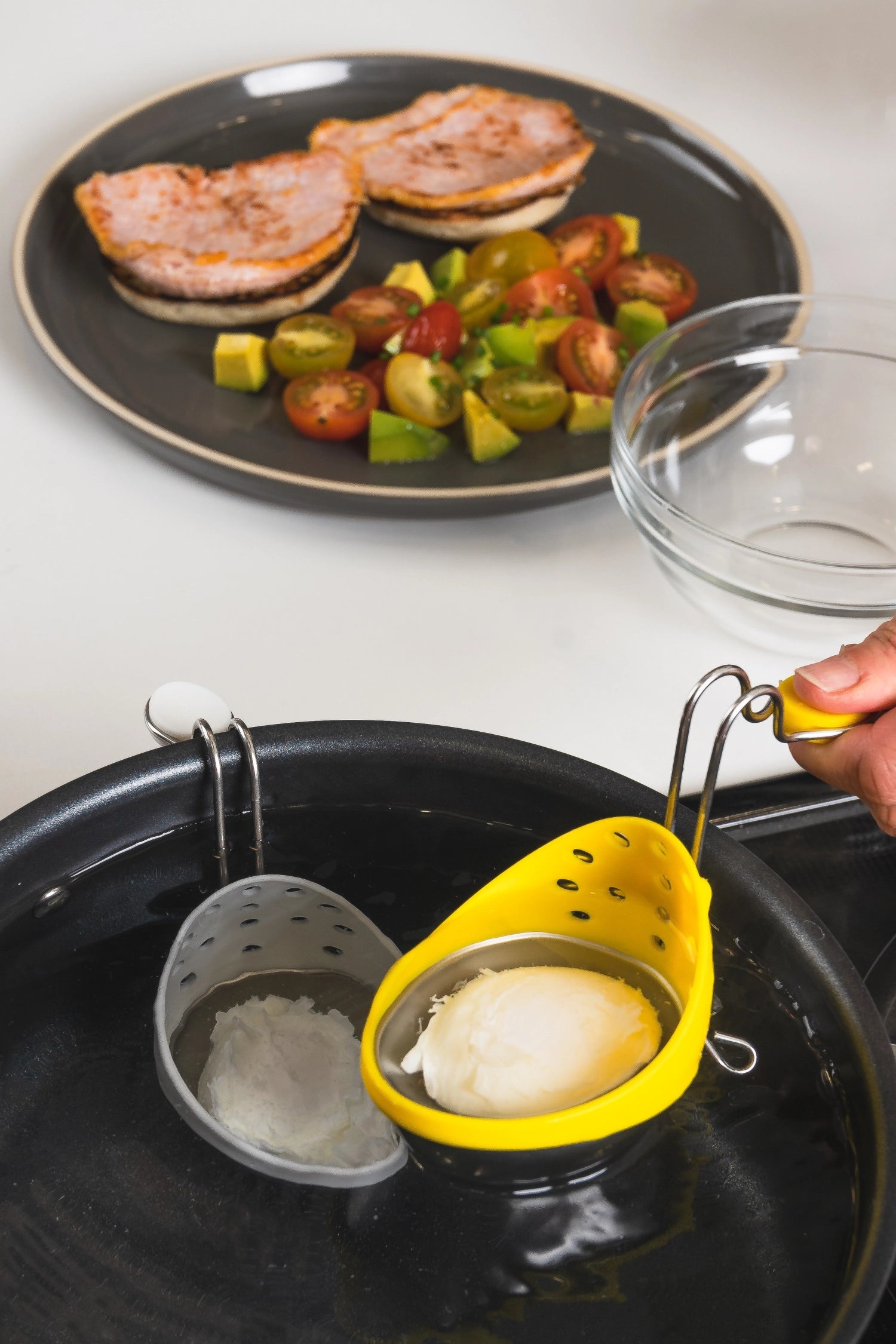 Praktisches 2er Set Eier-Pochierer von Cuisipro, ideal für die Zubereitung von perfekt pochierten Eiern, ideal für Frühstücksgenüsse.