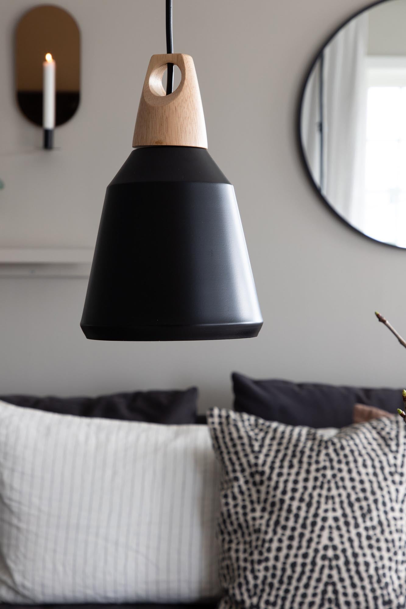 Nao Pendelleuchte in Schwarz präsentiert im Onlineshop von KAQTU Design AG. Pendelleuchte ist von Venture Home