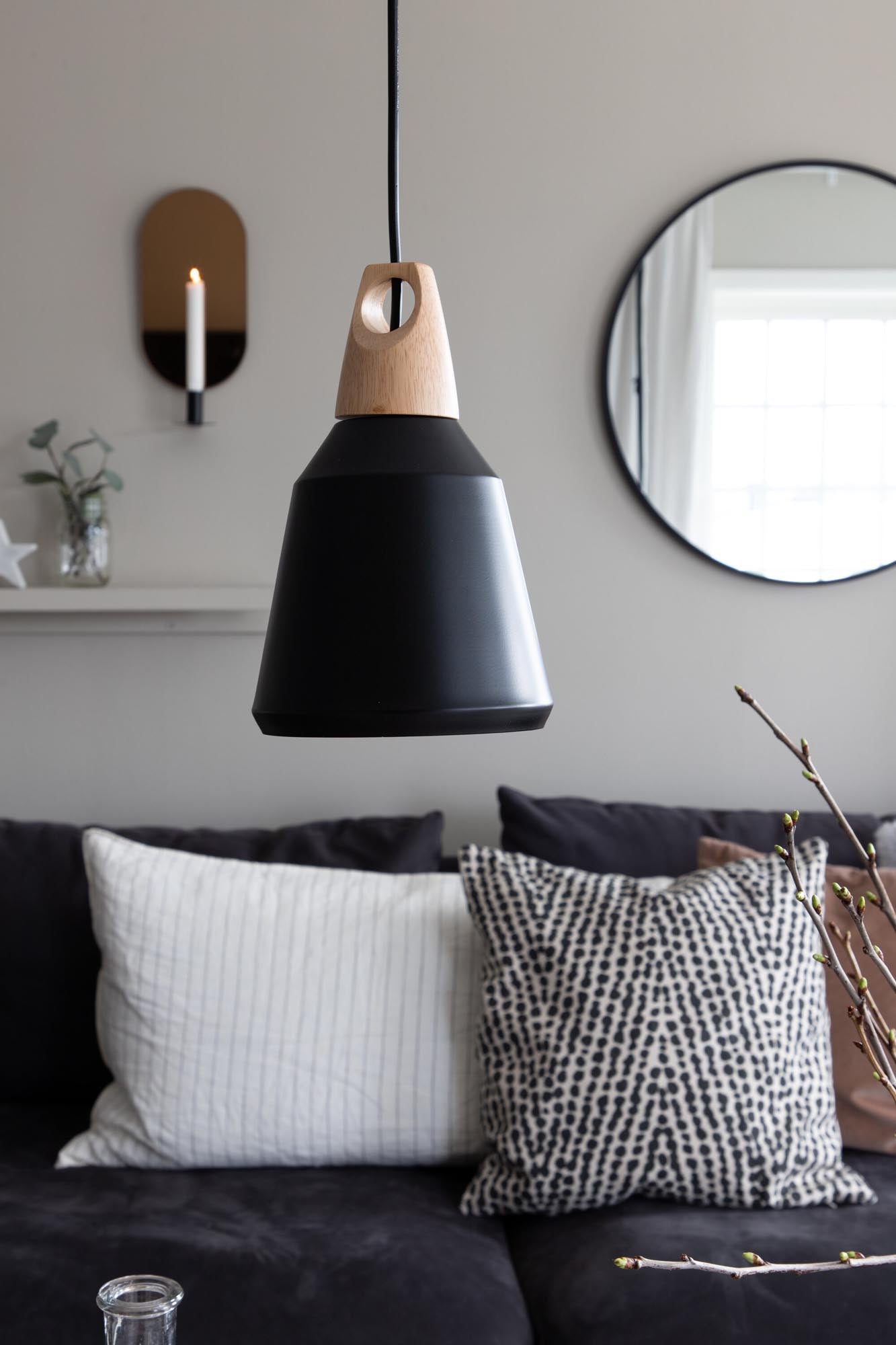 Nao Pendelleuchte in Schwarz präsentiert im Onlineshop von KAQTU Design AG. Pendelleuchte ist von Venture Home