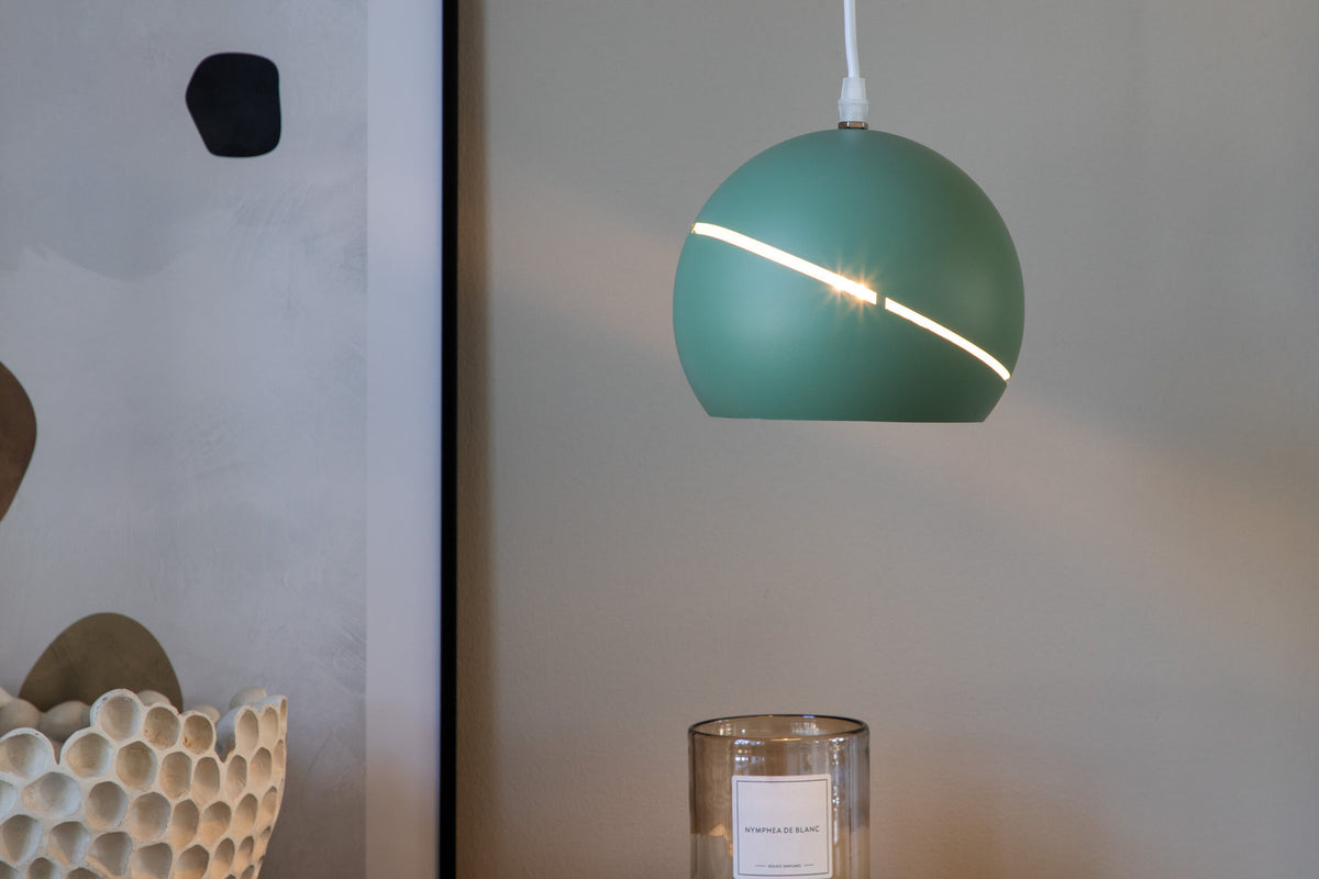 Wei Pendelleuchte in Grün präsentiert im Onlineshop von KAQTU Design AG. Pendelleuchte ist von Venture Home