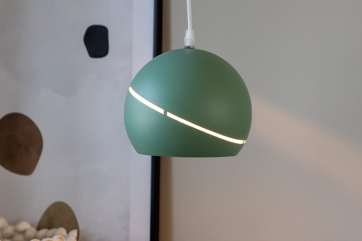 Wei Pendelleuchte in Grün präsentiert im Onlineshop von KAQTU Design AG. Pendelleuchte ist von Venture Home