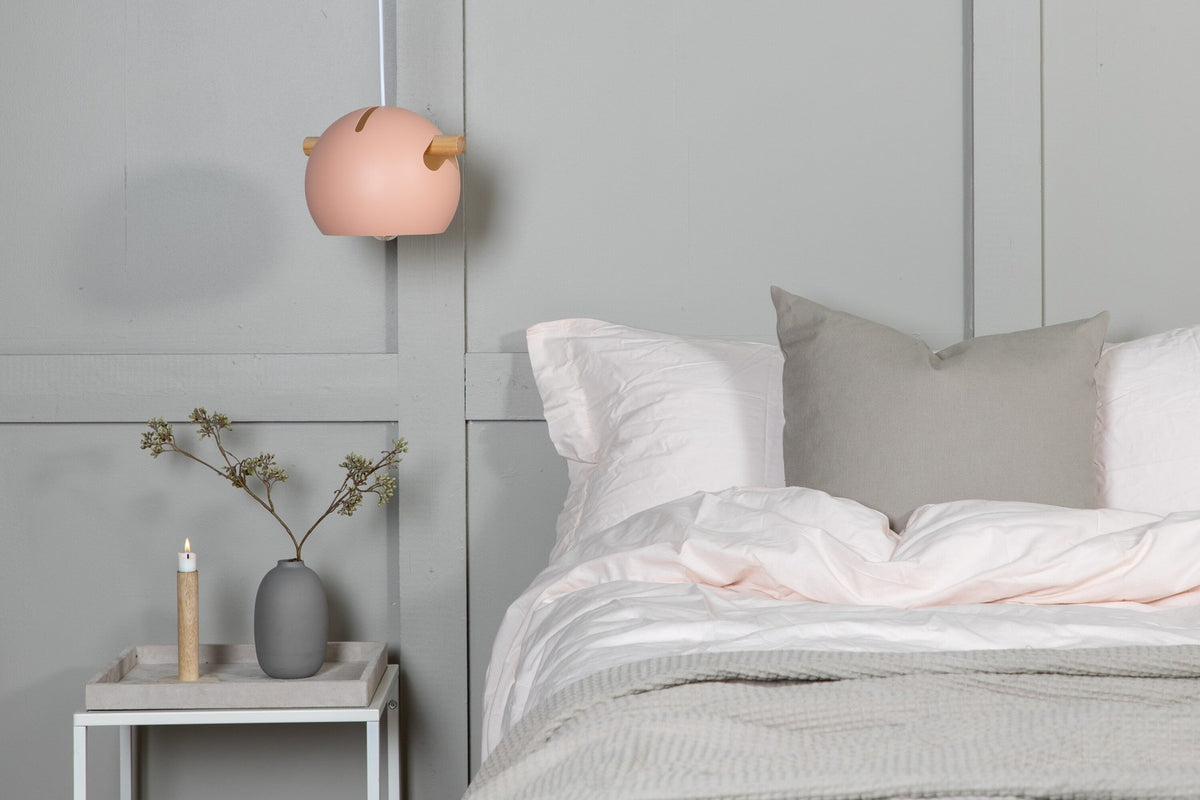 Tubbie Pendelleuchte in Altrosa präsentiert im Onlineshop von KAQTU Design AG. Pendelleuchte ist von Venture Home