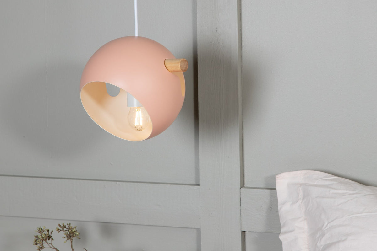 Runde Pendelleuchte in Altrosa aus PVC und Stahl, weicher Lampenschirm mit sanft geschwungener Form, skandinavisches Design.