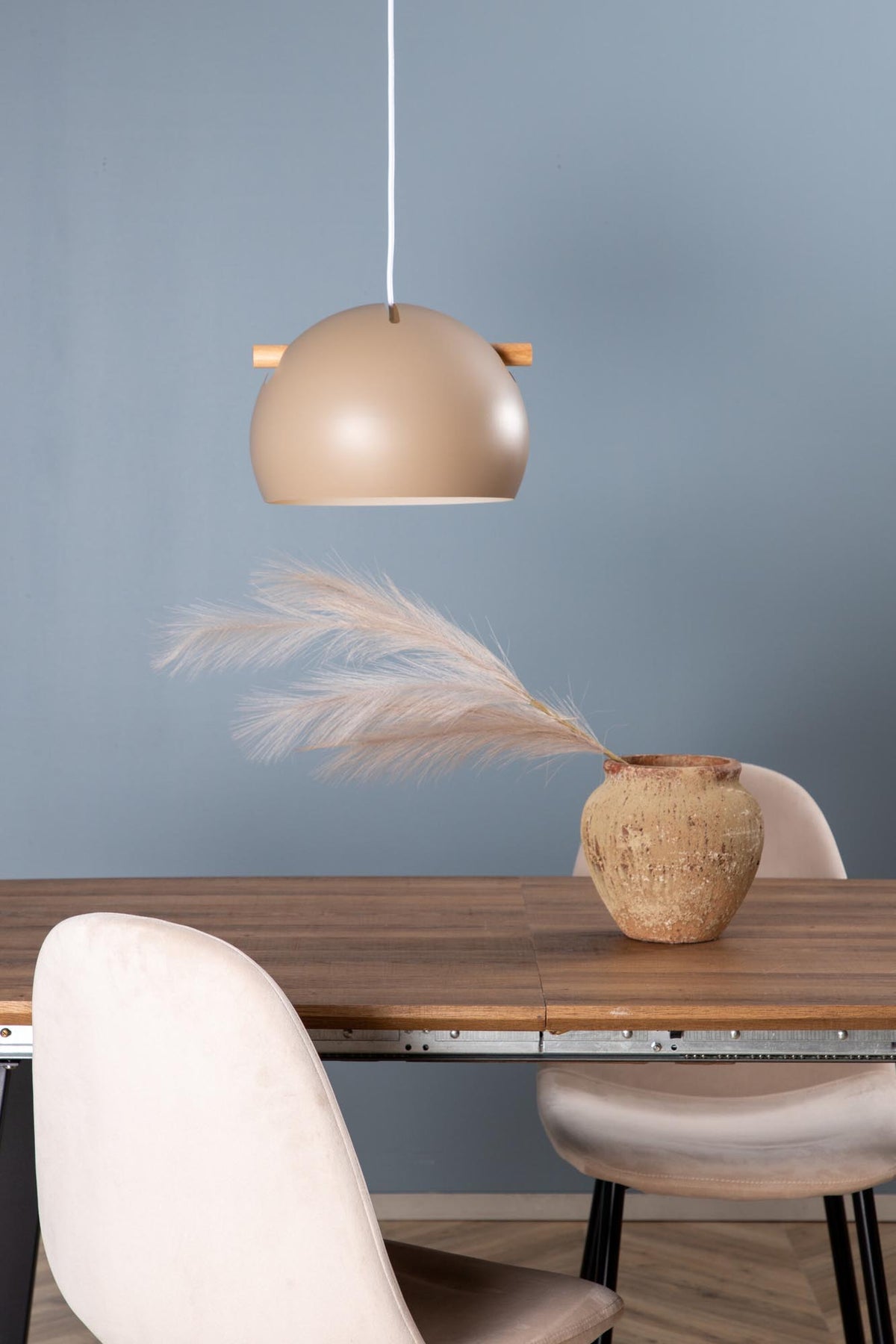 Tubbie Pendelleuchte in Beige präsentiert im Onlineshop von KAQTU Design AG. Pendelleuchte ist von Venture Home