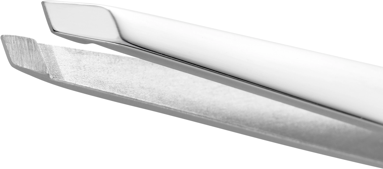 Hochwertige, 90 mm lange Pinzette von Zwilling Beauty mit schräger, glänzender Spitze, ideal für präzise Körperpflege und Augenbrauenformung.