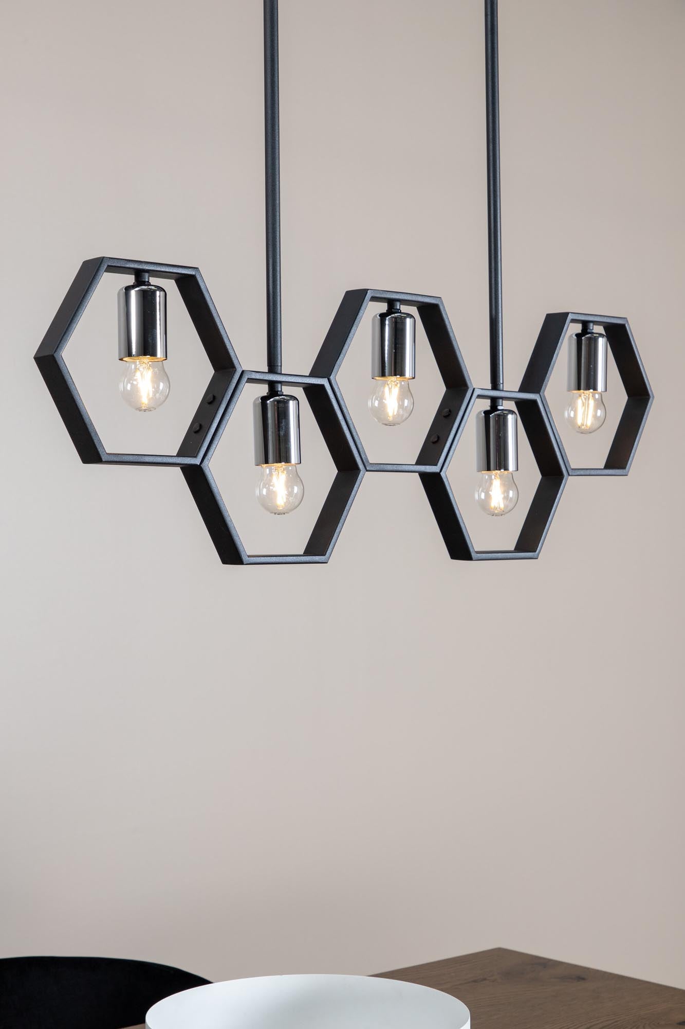 Queen B Pendelleuchte in Schwarz präsentiert im Onlineshop von KAQTU Design AG. Pendelleuchte ist von Venture Home