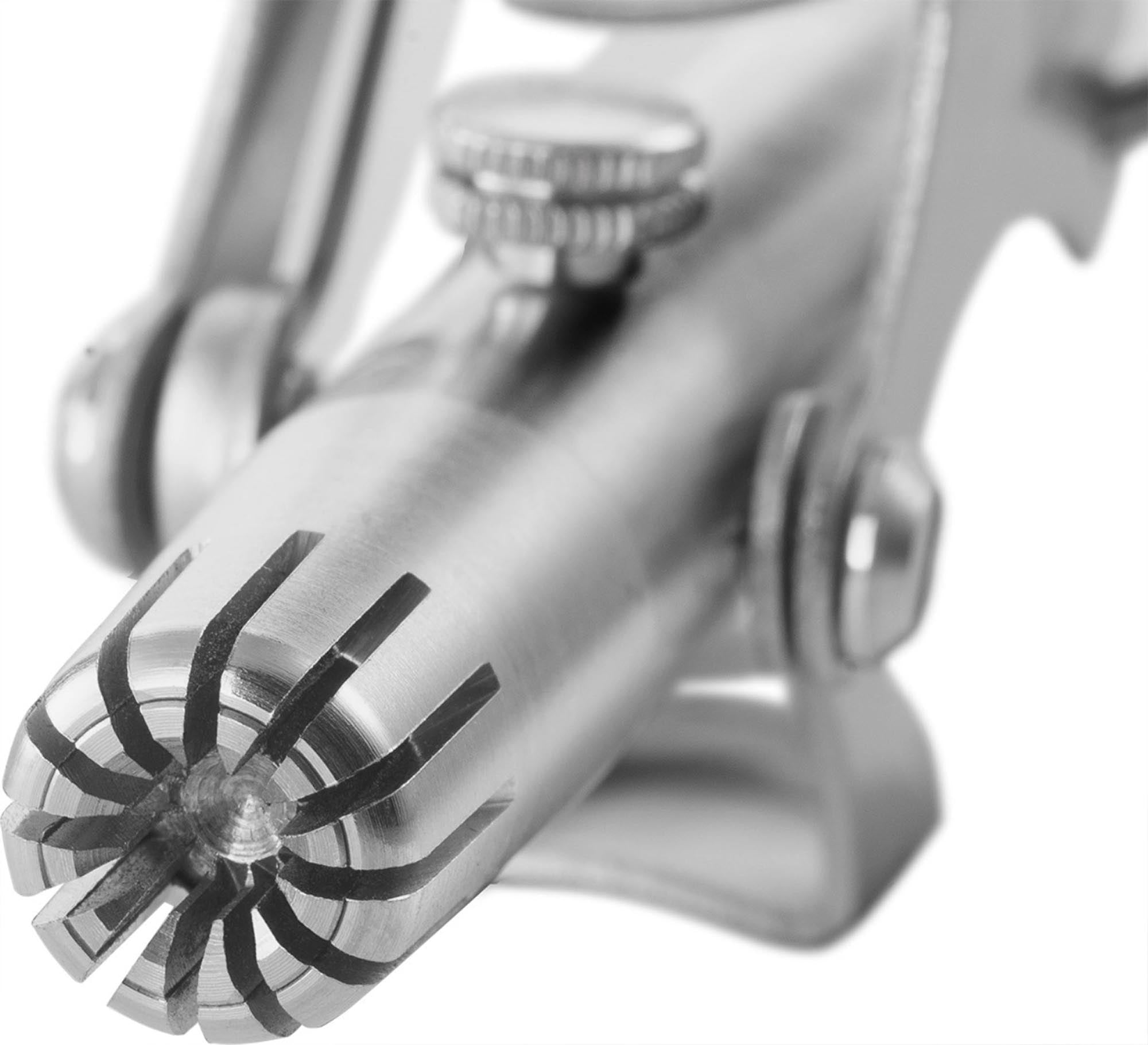 Der elegante Nasen- und Ohrhaartrimmer von Zwilling Beauty aus hochwertigem Edelstahl bietet präzise Haarentfernung und einfache Reinigung für optimale Hygiene.