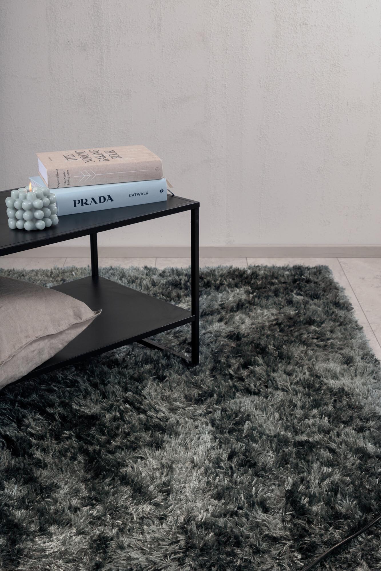 Natta Teppich von Venture Home: Eleganter, langlebiger Teppich in champagnerfarbenem Design, ideal für stilvolle Akzente und gemütliche Wohnräume.