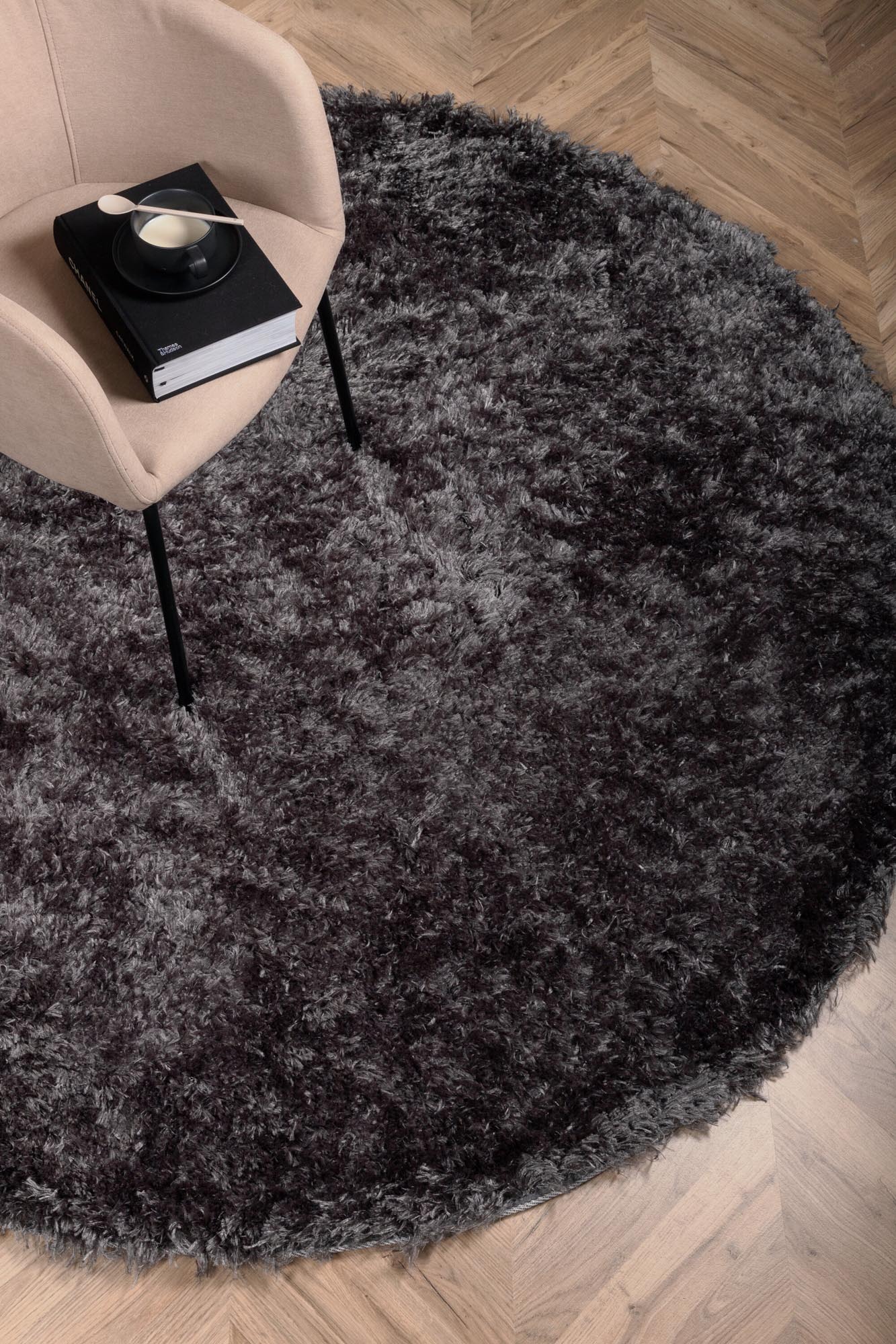 Natta Teppich in Dunkelgrau präsentiert im Onlineshop von KAQTU Design AG. Teppich ist von Venture Home