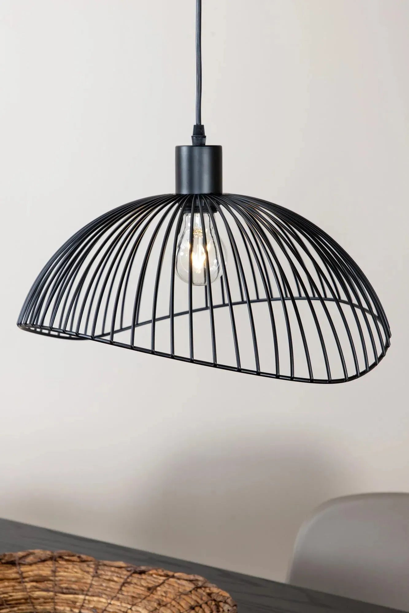 Elsa Pendelleuchte in Schwarz präsentiert im Onlineshop von KAQTU Design AG. Pendelleuchte ist von Venture Home