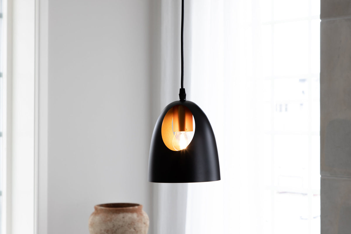 Elda Pendelleuchte in Schwarz präsentiert im Onlineshop von KAQTU Design AG. Pendelleuchte ist von Venture Home