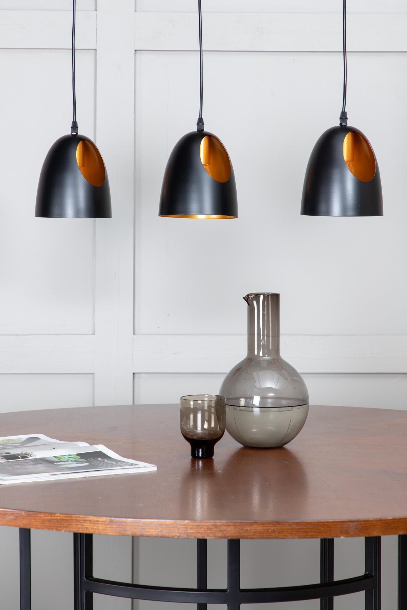 Elda Pendelleuchte von Venture Home: Hochwertige Stahlkonstruktion mit warmem Licht, ideal für jeden Raum und Einrichtungsstil.