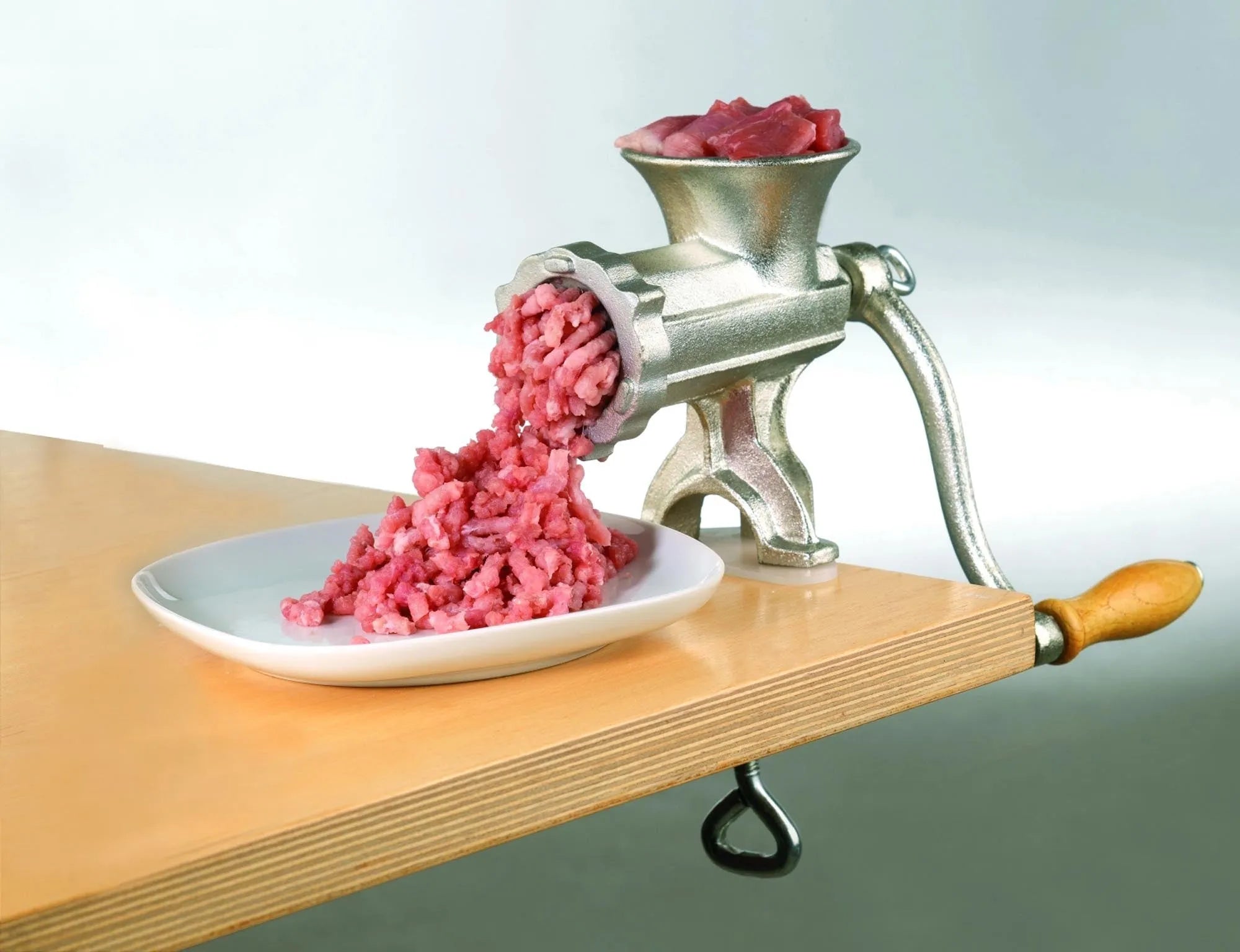 Kompakter Fleischwolf Größe 5 von Westmark, Maße 22,5x9x24 cm, ideal für frisches Hackfleisch, robust und einfach zu bedienen.