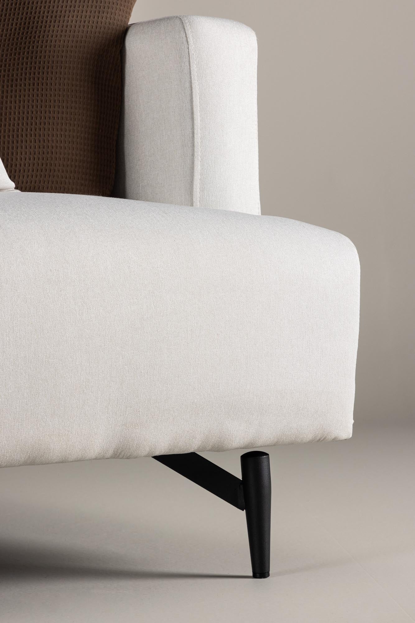 Entdecken Sie den Sofia Sessel von Venture Home: Ein stilvolles Möbelstück aus hochwertigem Polyester und Leinen, das Komfort und Eleganz vereint.