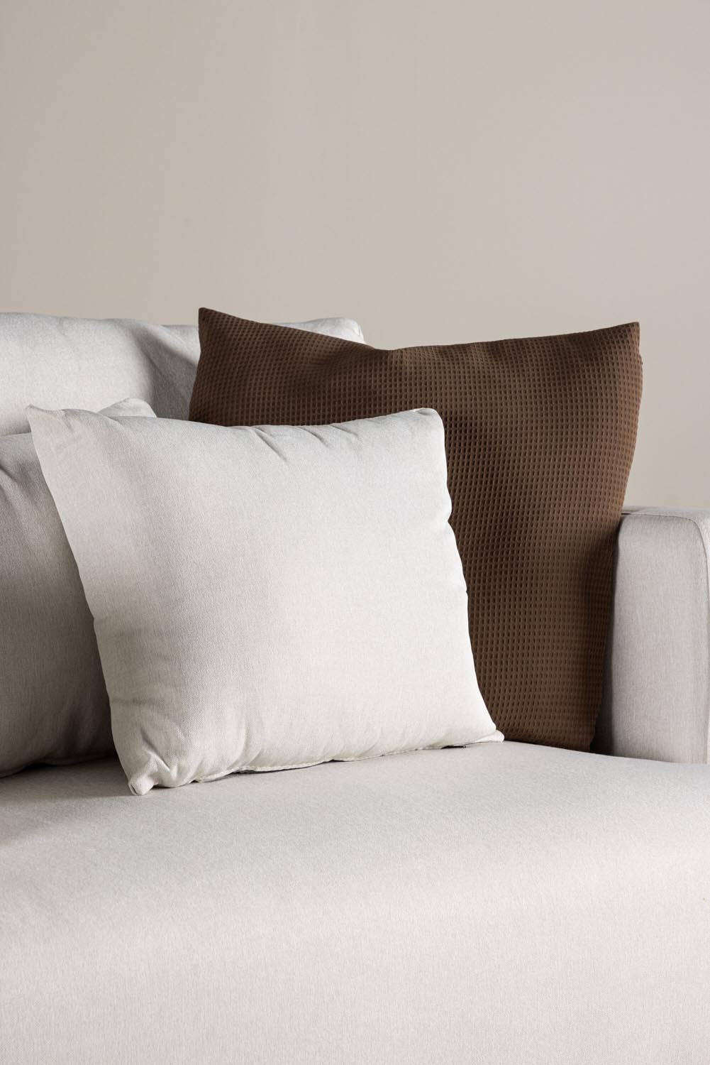 Sofia Sessel in Beige/Schwarz präsentiert im Onlineshop von KAQTU Design AG. Sessel mit Armlehnen ist von Venture Home