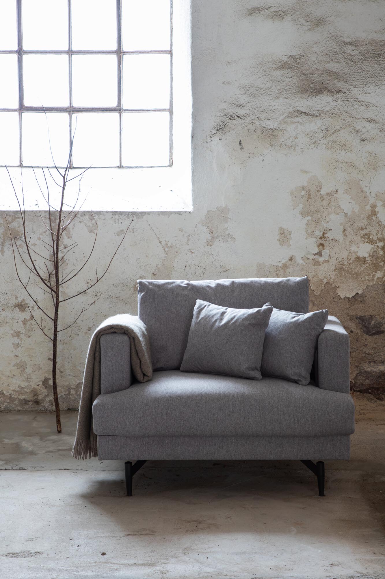 Sofia Sessel in Grau präsentiert im Onlineshop von KAQTU Design AG. Sessel mit Armlehnen ist von Venture Home