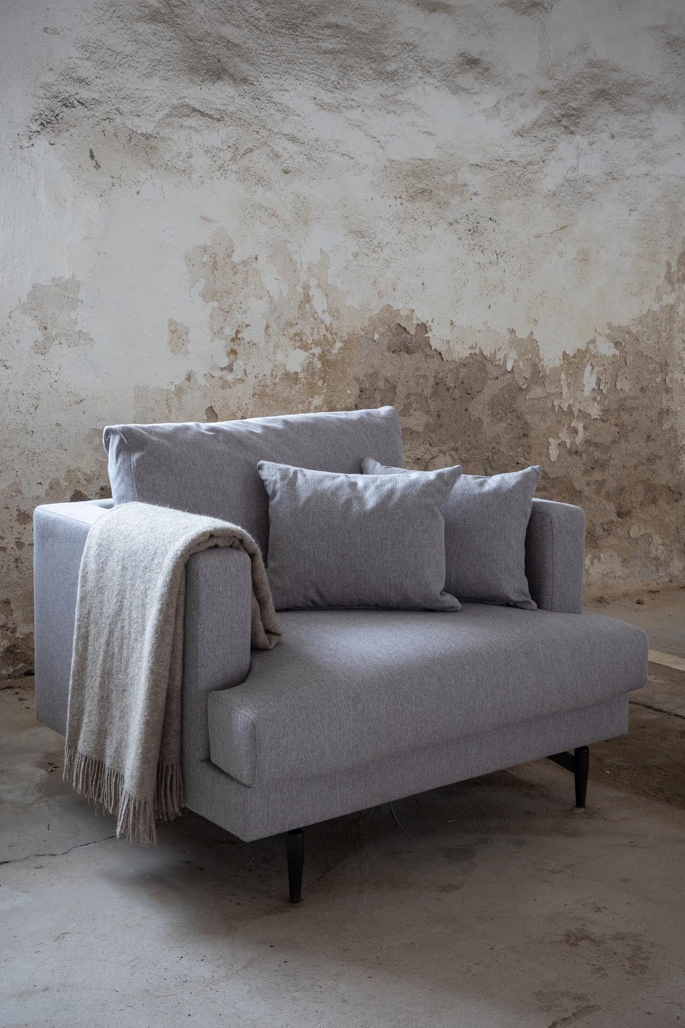 Sofia Sessel in Grau präsentiert im Onlineshop von KAQTU Design AG. Sessel mit Armlehnen ist von Venture Home