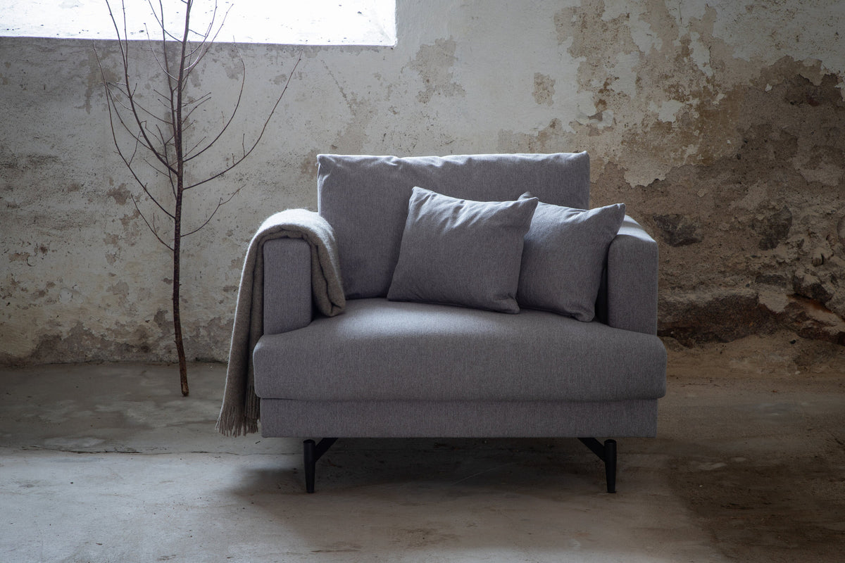 Sofia Sessel in Grau präsentiert im Onlineshop von KAQTU Design AG. Sessel mit Armlehnen ist von Venture Home