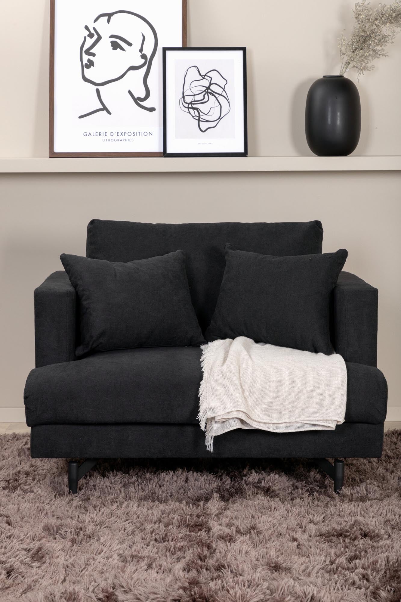 Sofia Sessel in Schwarz präsentiert im Onlineshop von KAQTU Design AG. Sessel mit Armlehnen ist von Venture Home