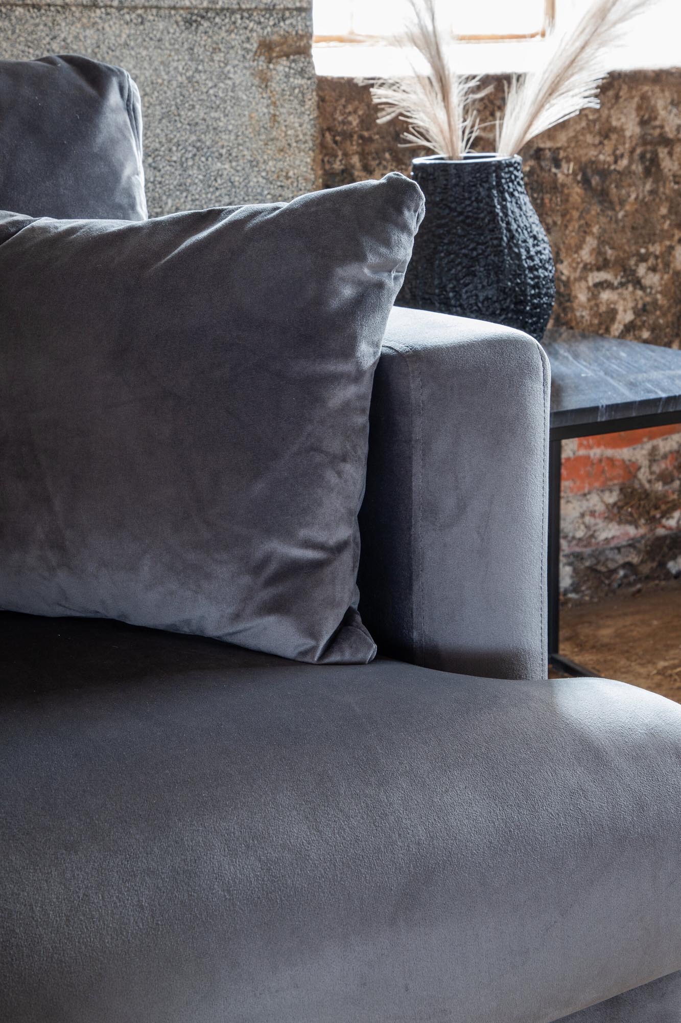 Sofia Sessel in Dunkelgrau präsentiert im Onlineshop von KAQTU Design AG. Sessel mit Armlehnen ist von Venture Home
