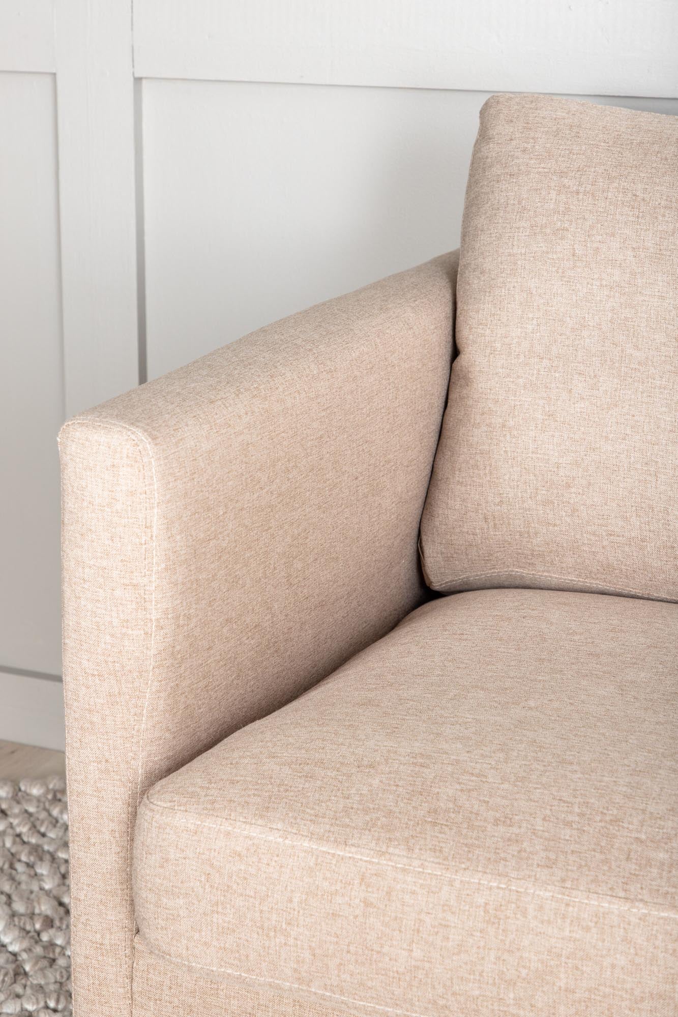 Elegantes Zoom 2er Sofa von Venture Home: Luxuriöser Samt, nordische Linien und schmale Metallbeine für stilvollen Komfort.