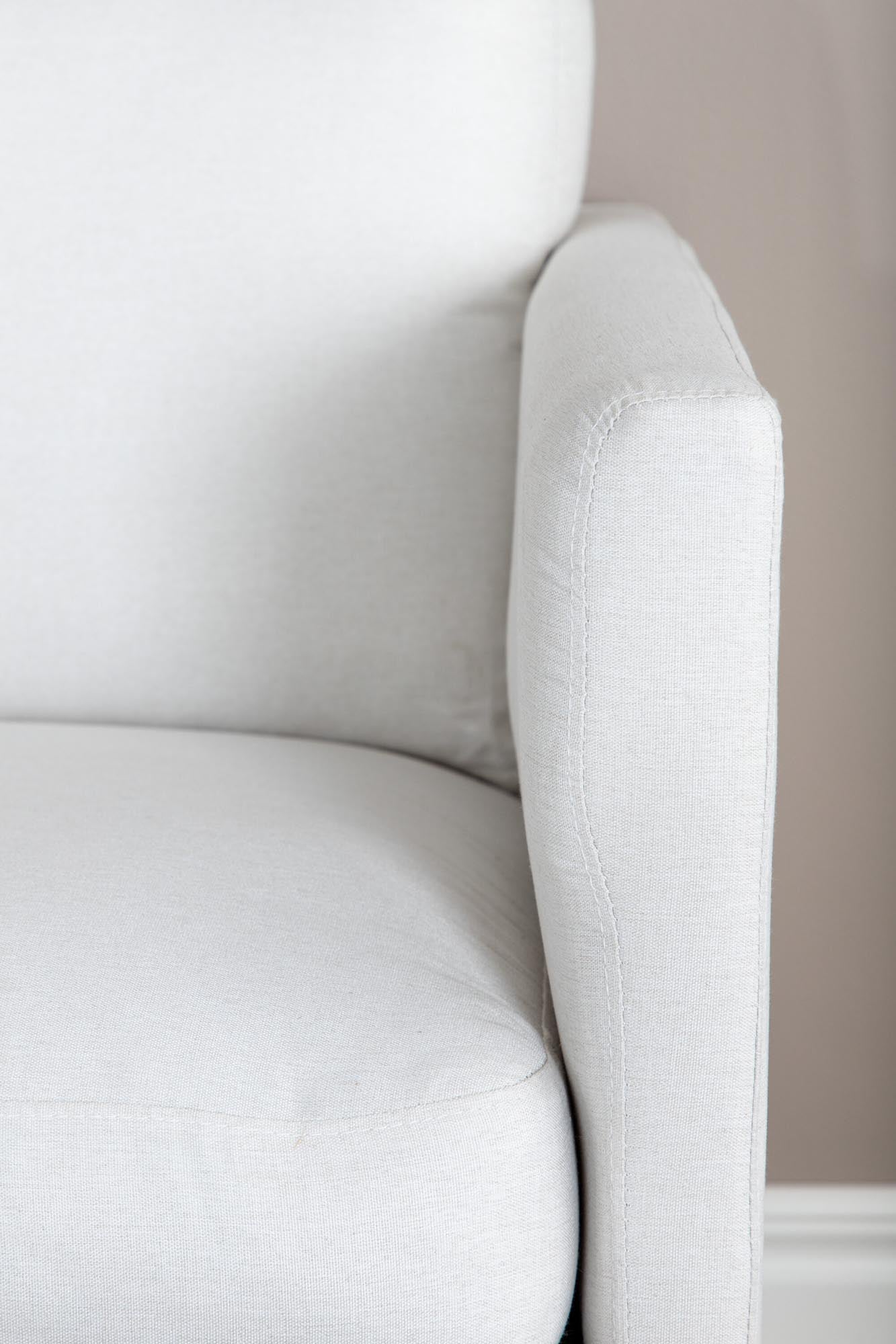 Zoom 2er Sofa in Weiss präsentiert im Onlineshop von KAQTU Design AG. 2er Sofa ist von Venture Home