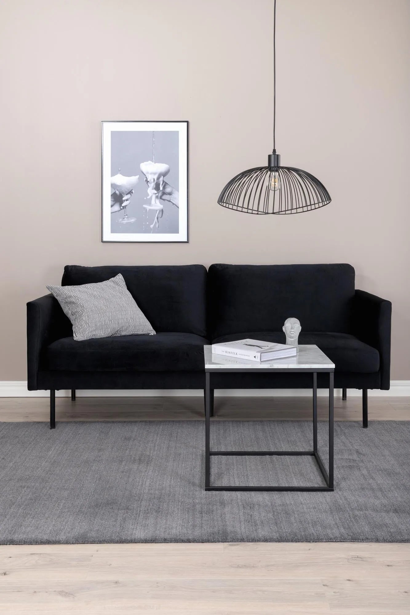 Elegantes Zoom Sofa für zwei, ideal für stilvolle Wohnzimmer.