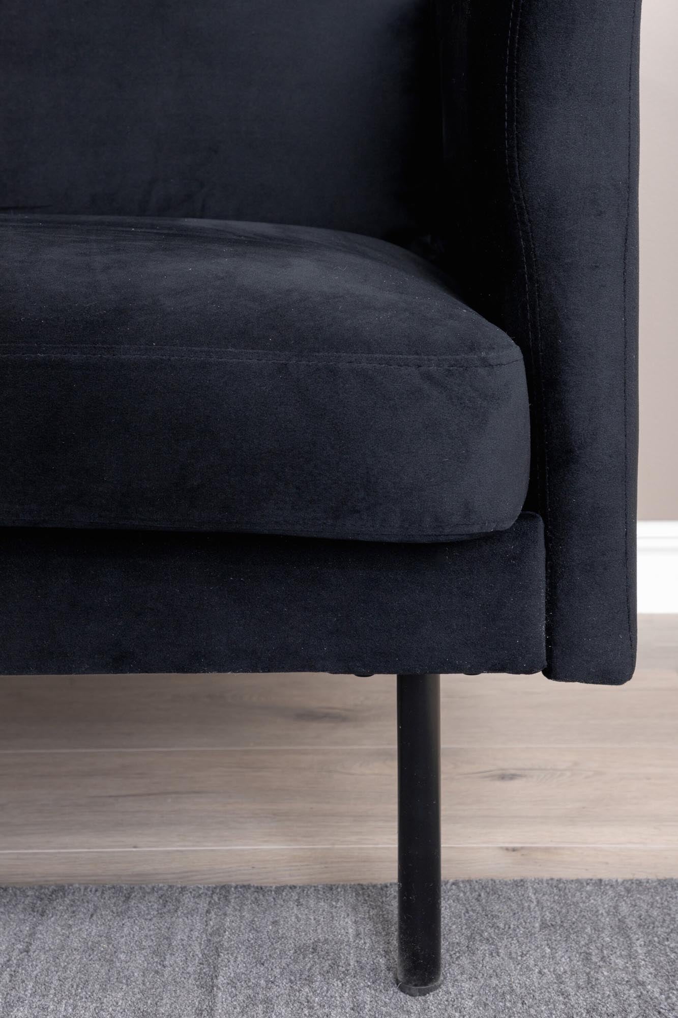 Zoom 2er Sofa in Schwarz präsentiert im Onlineshop von KAQTU Design AG. 2er Sofa ist von Venture Home