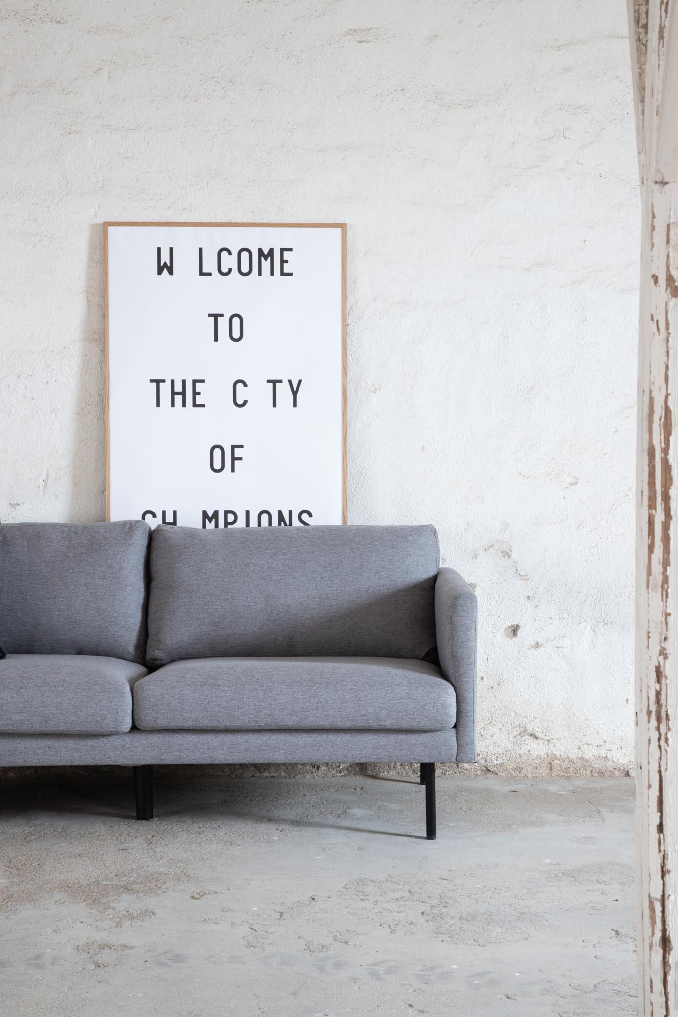 Zoom 3er Sofa in Grau präsentiert im Onlineshop von KAQTU Design AG. 3er Sofa ist von Venture Home