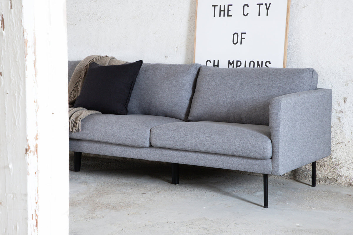 Zoom 3er Sofa in Grau präsentiert im Onlineshop von KAQTU Design AG. 3er Sofa ist von Venture Home