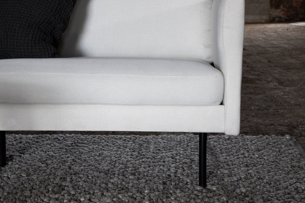 Zoom 3er Sofa in Hell beige präsentiert im Onlineshop von KAQTU Design AG. 3er Sofa ist von Venture Home