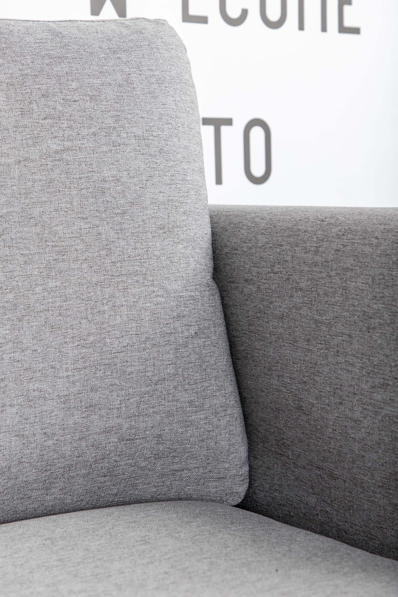 Zoom Sessel in Grau präsentiert im Onlineshop von KAQTU Design AG. Sessel mit Armlehnen ist von Venture Home