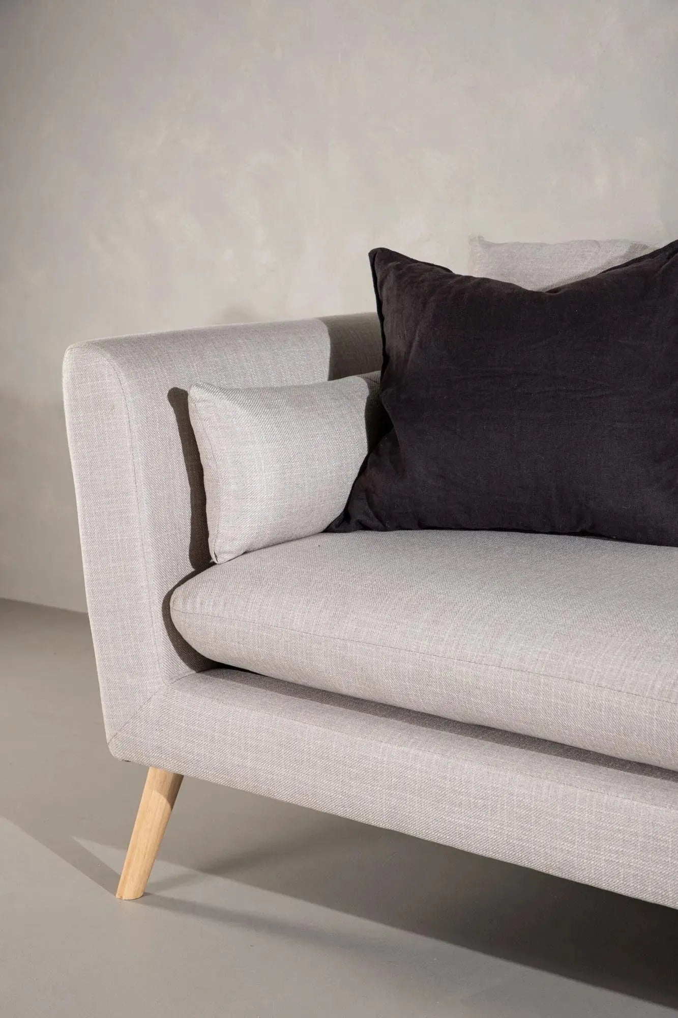 Tacoma Sofa von Venture Home: Komfort trifft auf zeitlose Eleganz.