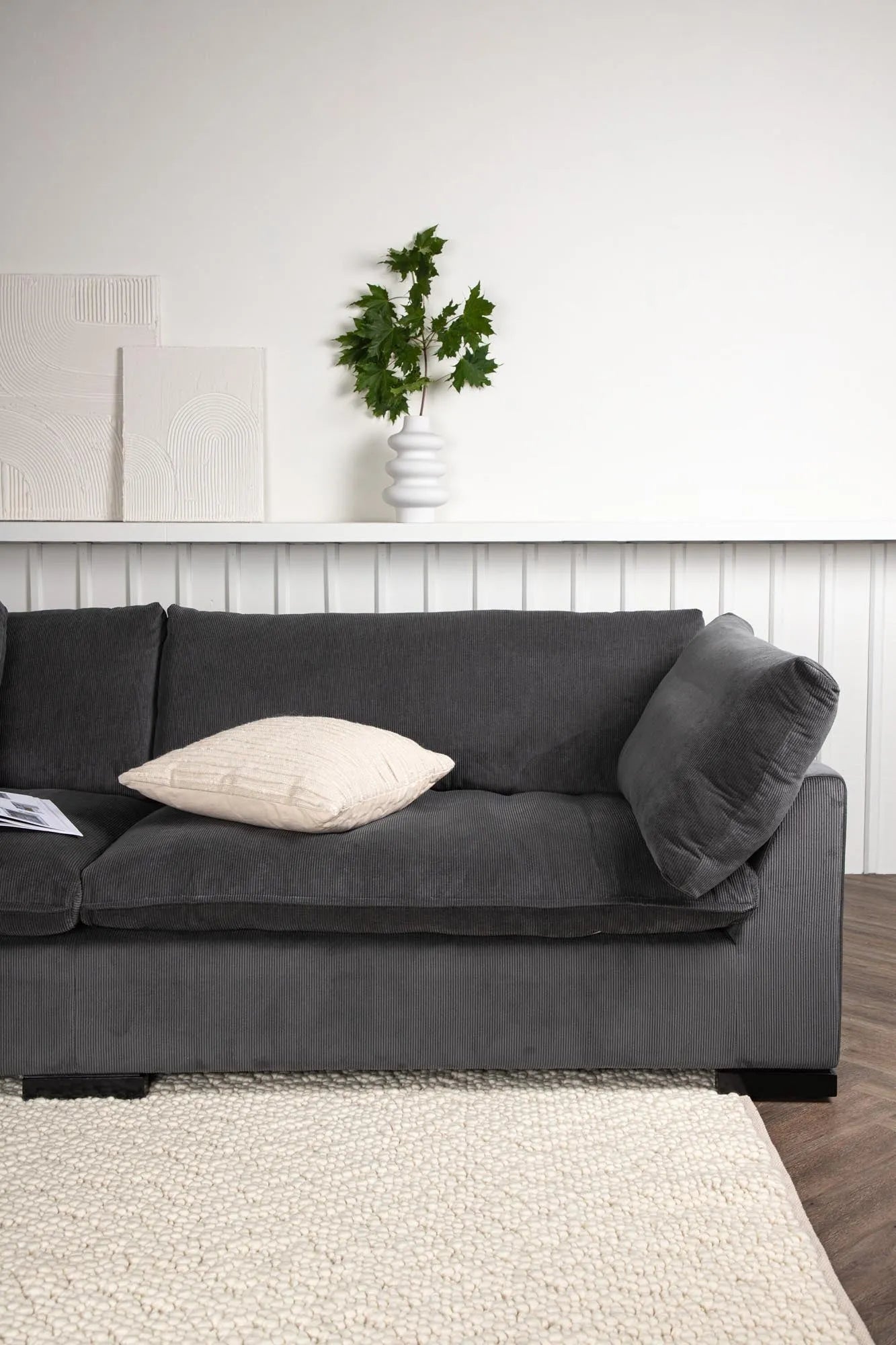 Modernes Durham Sofa von Venture Home, komfortabel und zeitlos.