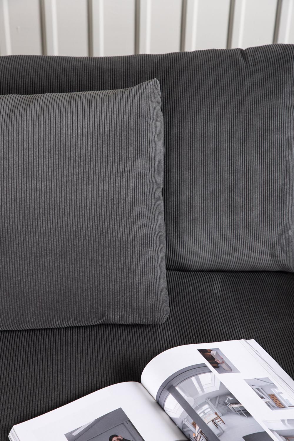 Durham Sofa in Dunkelgrau präsentiert im Onlineshop von KAQTU Design AG. 3er Sofa ist von Venture Home