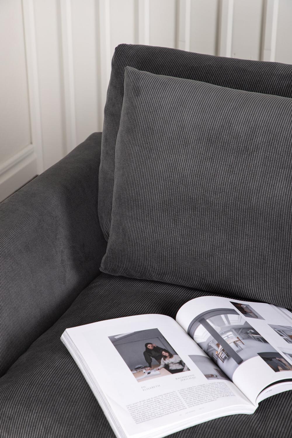 Durham Sofa in Dunkelgrau präsentiert im Onlineshop von KAQTU Design AG. 3er Sofa ist von Venture Home