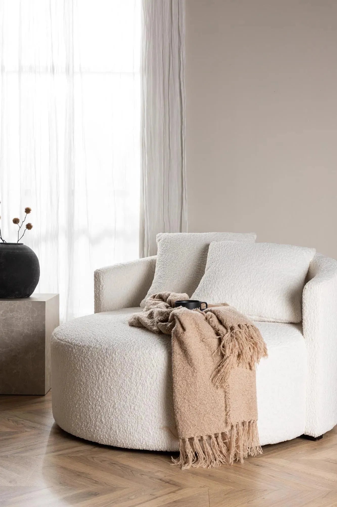 Elegantes Kelso Sofa für zwei, in weichem, cremefarbenem Stoff.