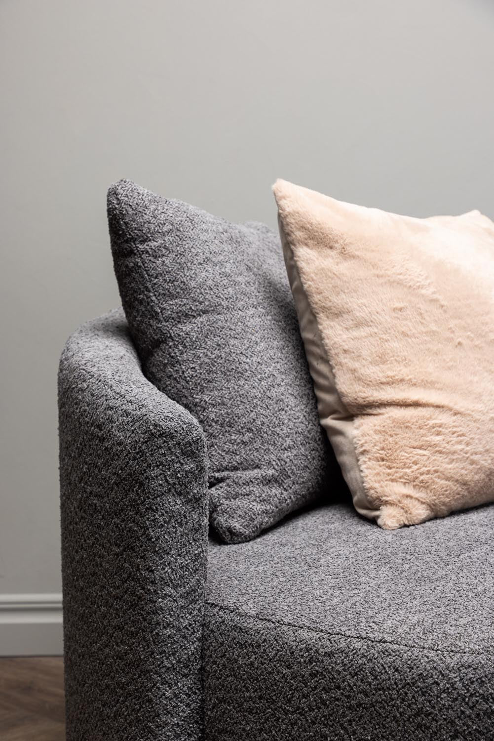 Kelso 2 Sitzer Sofa in Grau präsentiert im Onlineshop von KAQTU Design AG. 2er Sofa ist von Venture Home