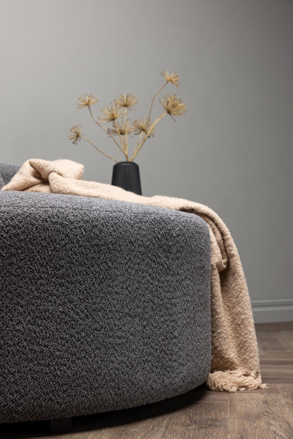 Kelso 2 Sitzer Sofa in Grau präsentiert im Onlineshop von KAQTU Design AG. 2er Sofa ist von Venture Home