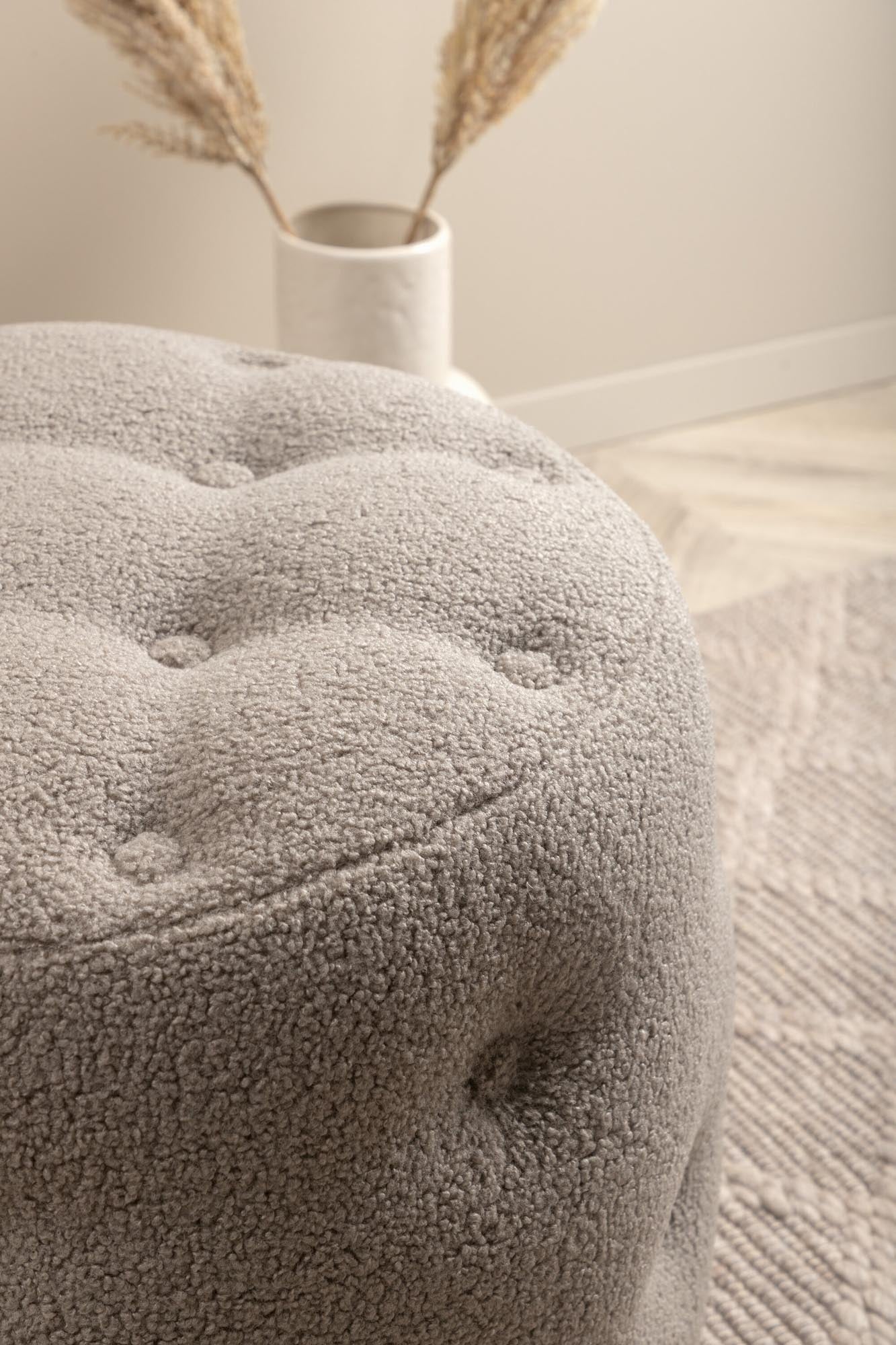 Benjamin Ottoman / Pouf in Greige präsentiert im Onlineshop von KAQTU Design AG. Pouf ist von Venture Home