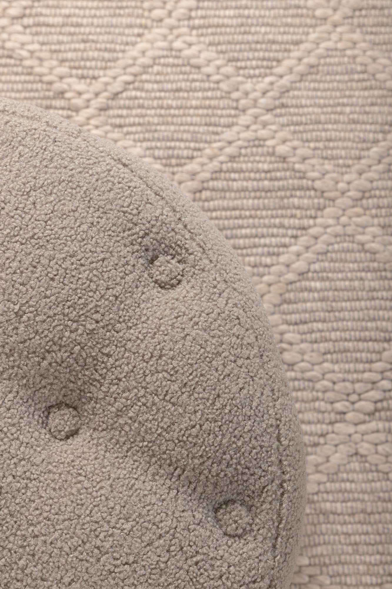 Benjamin Ottoman / Pouf in Greige präsentiert im Onlineshop von KAQTU Design AG. Pouf ist von Venture Home