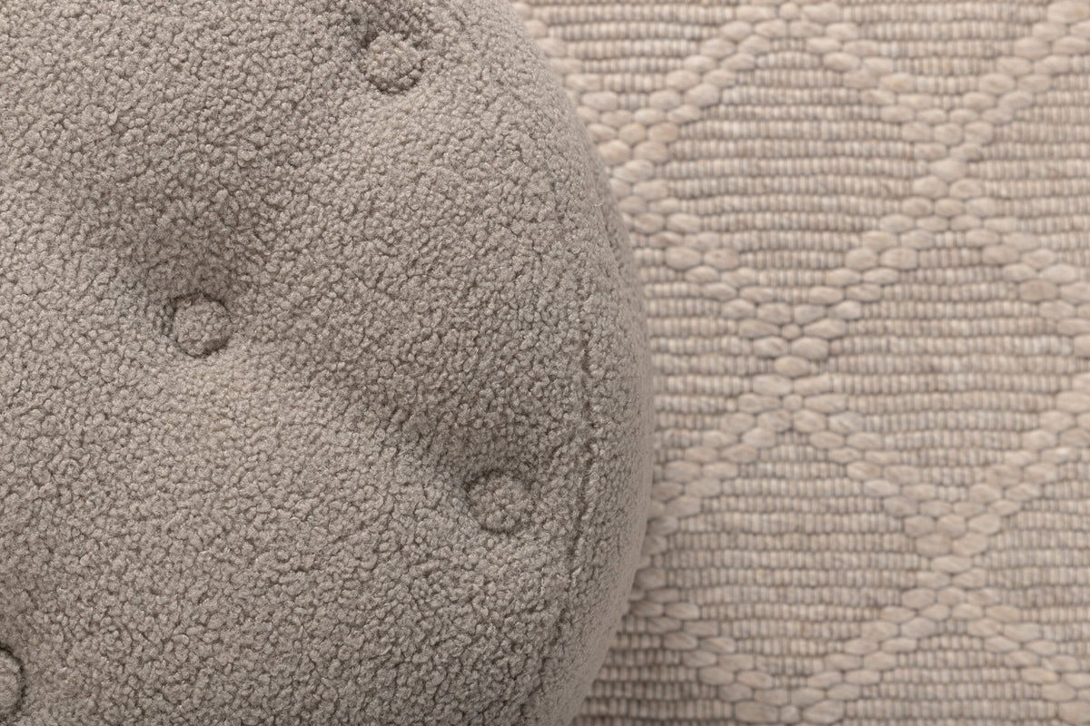 Benjamin Ottoman / Pouf in Greige präsentiert im Onlineshop von KAQTU Design AG. Pouf ist von Venture Home