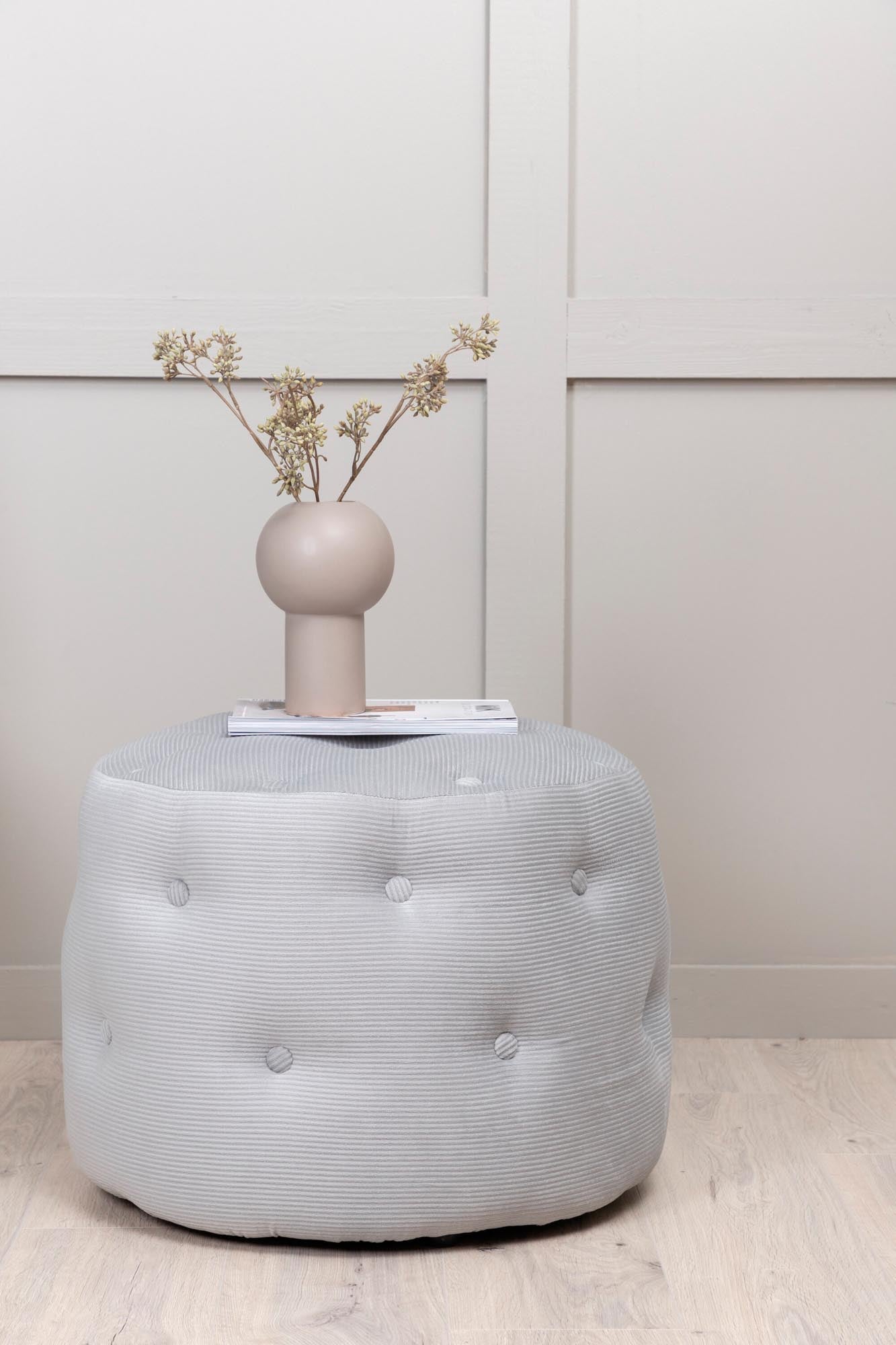Benjamin Ottoman / Pouf in Grau präsentiert im Onlineshop von KAQTU Design AG. Pouf ist von Venture Home