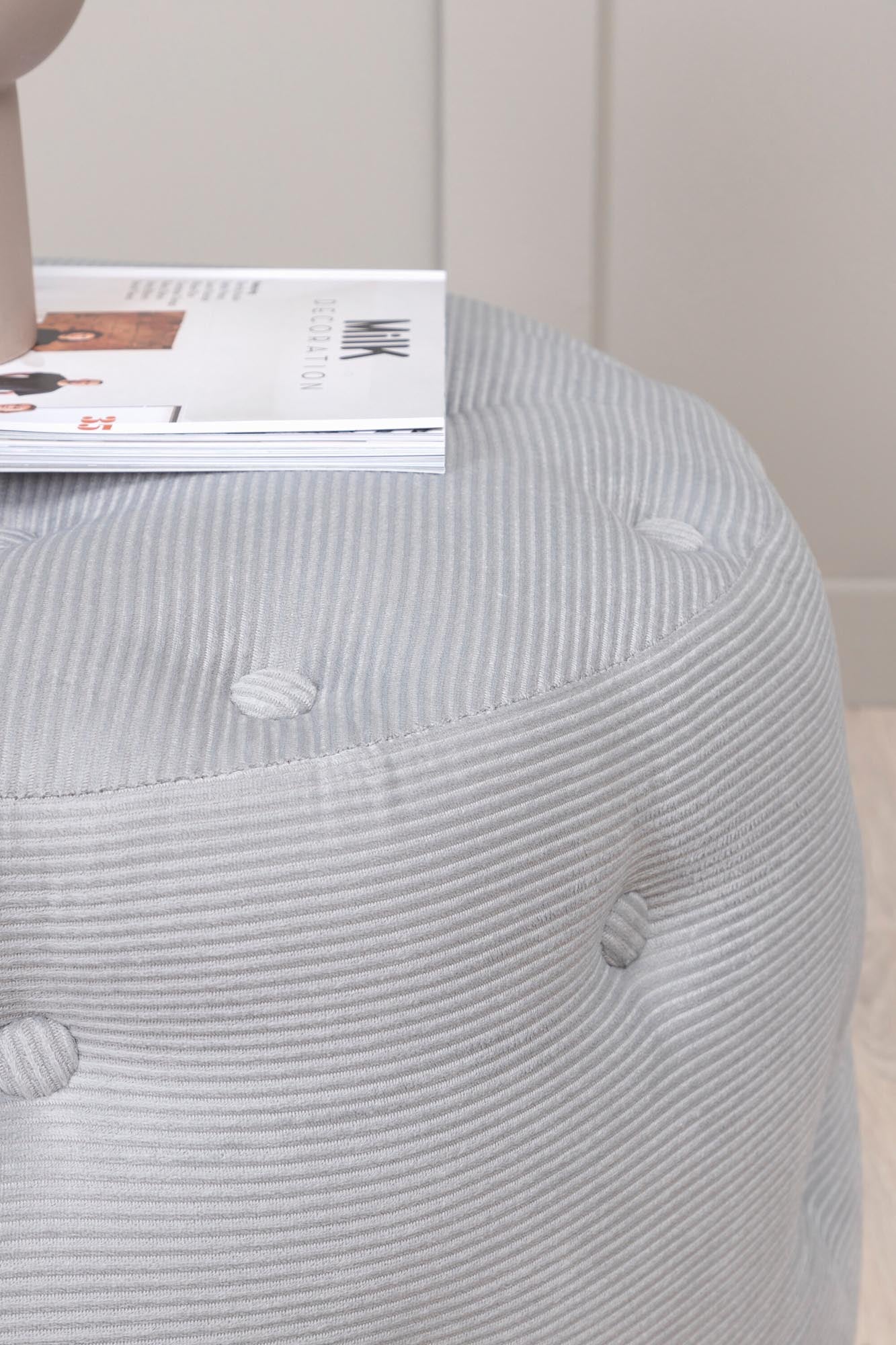 Benjamin Ottoman / Pouf in Grau präsentiert im Onlineshop von KAQTU Design AG. Pouf ist von Venture Home