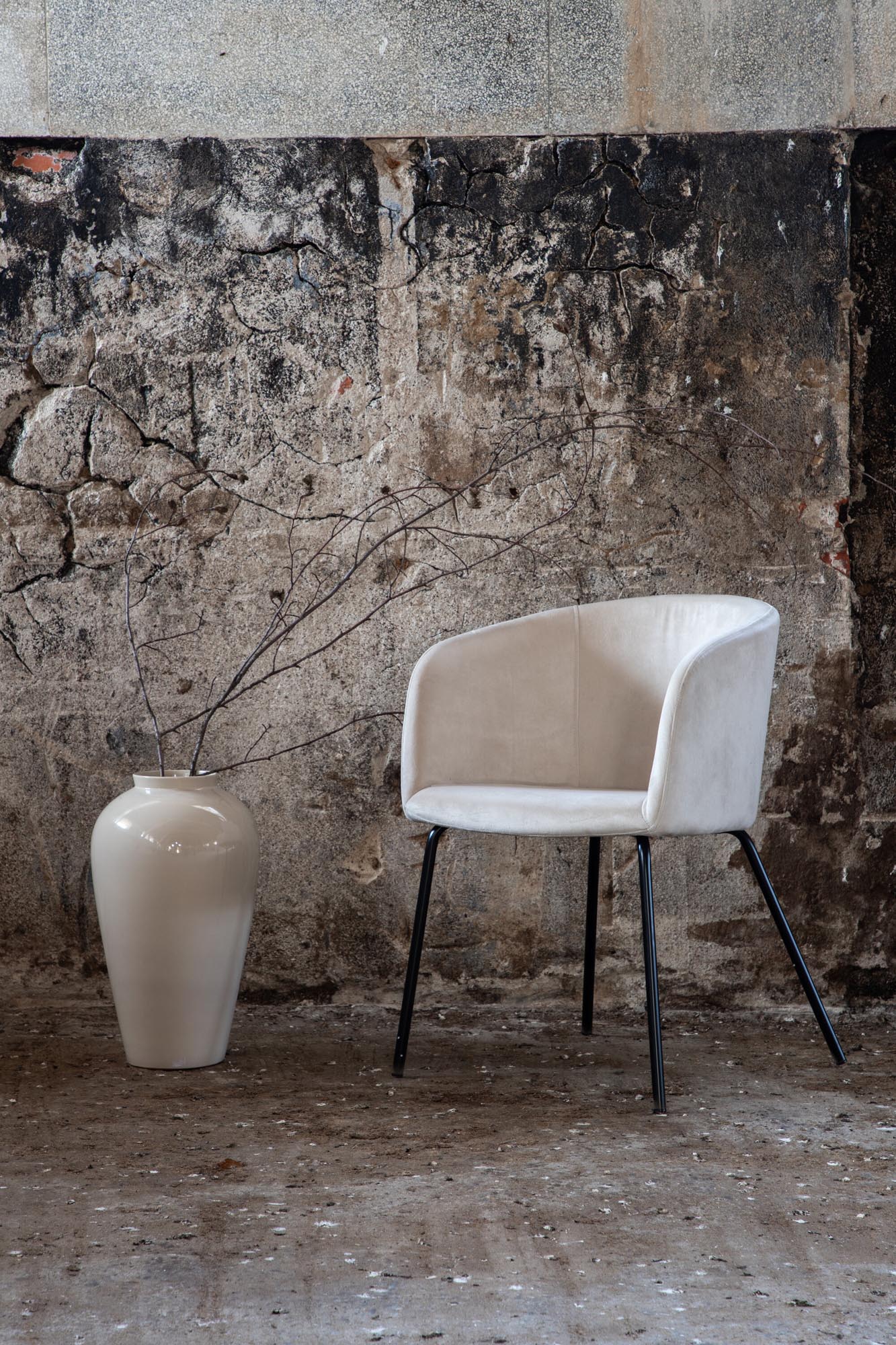 Berit Stuhl von Venture Home: Eleganter, beiger Esszimmerstuhl aus robustem Polyesterleinen mit schwarzem Eisenrahmen für modernes Wohnen.