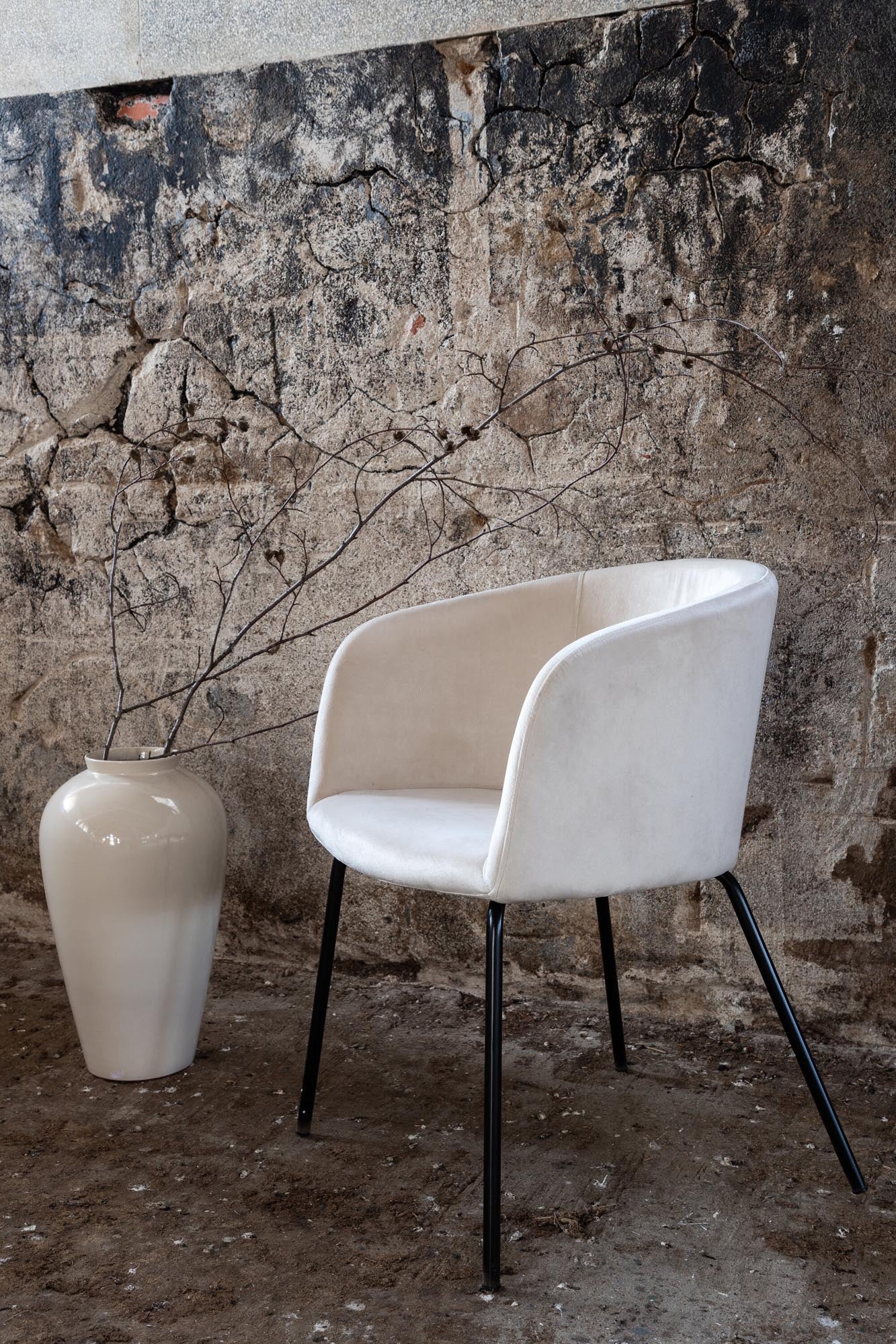 Berit Stuhl in Beige präsentiert im Onlineshop von KAQTU Design AG. Schalenstuhl mit Armlehne ist von Venture Home